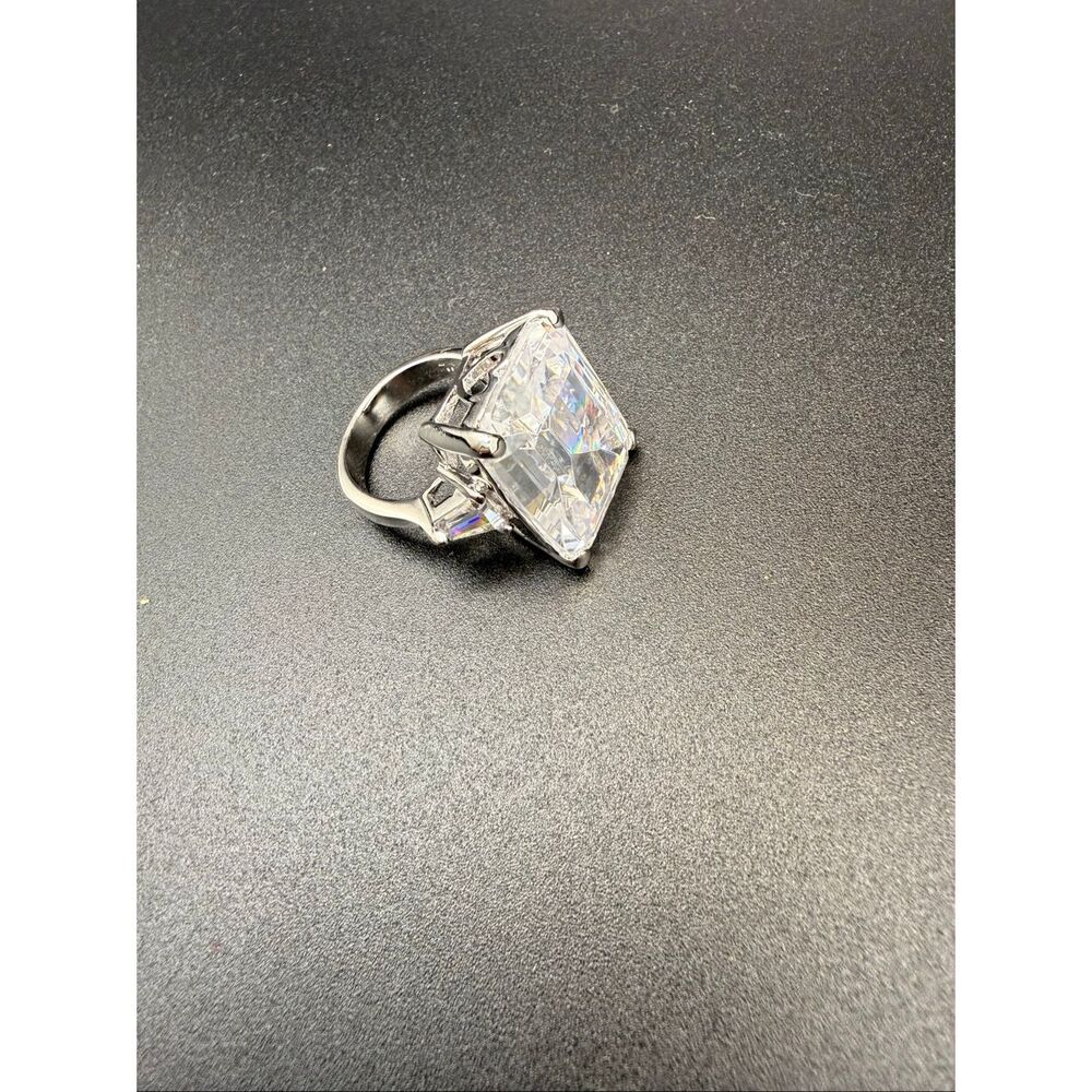Kenneth Jay Lane Liz engagement Emerald Simulated Diamond Ring Size 7 New